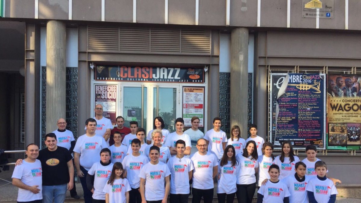 Foto de familia de la formación musical en las puertas de Clasijazz, en Almería.