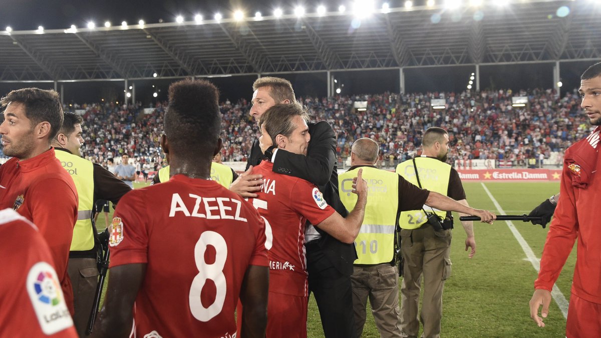 Ramis se abraza al final del partido a Corona.