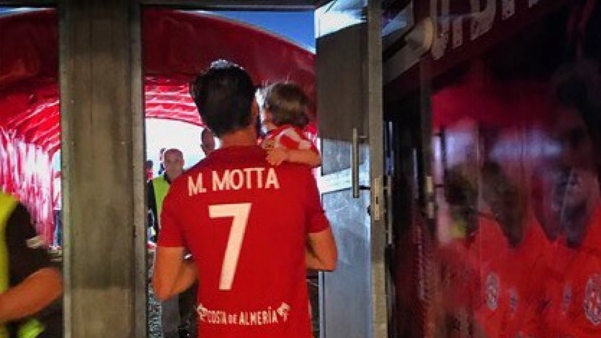 Marco Motta en el túnel de vestuarios.