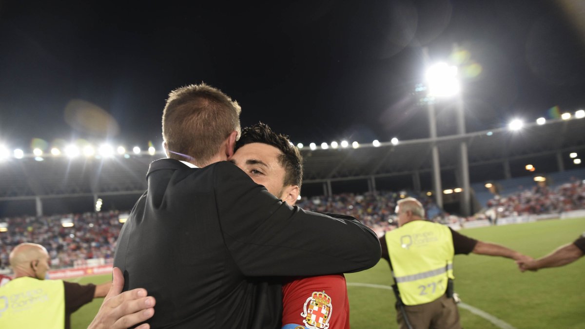 Ximo Navarro se abraza a Ramis.