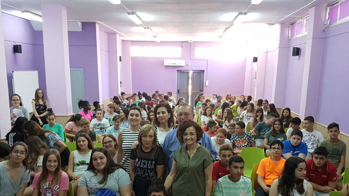 Foto de familia con un gran número de participantes en el Taller.