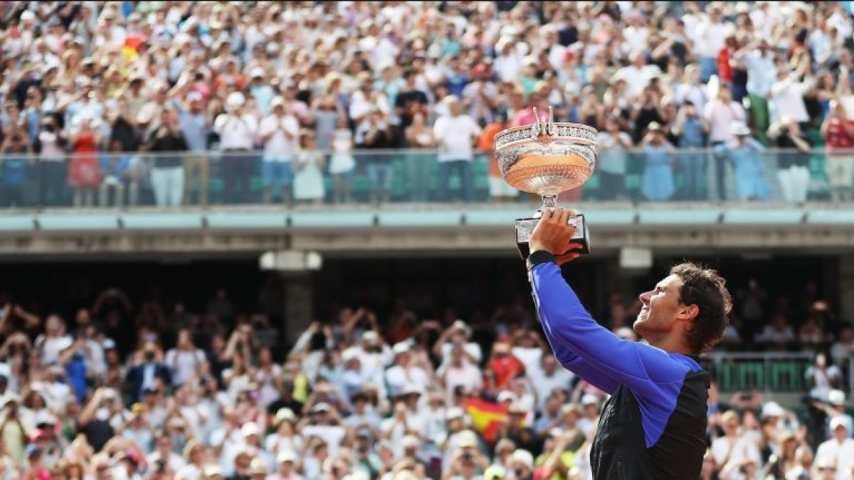 Nadal levanta el trofeo al mundo.