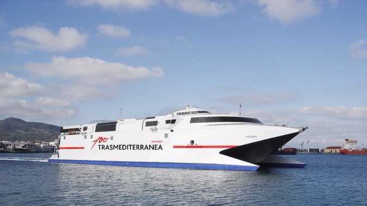 Uno de los buques de Trasmediterranea.