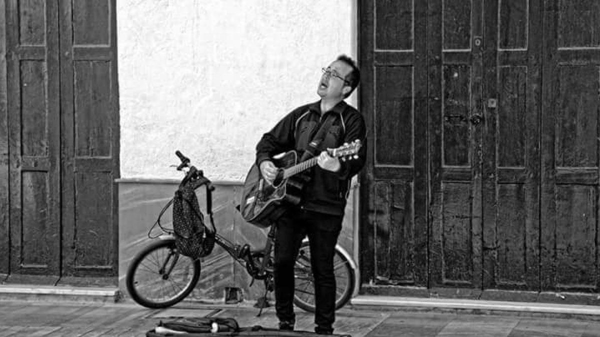 El cantautor Lumaga, durante una actuación en la calle. (Foto: José Manuel Simón Godoy)