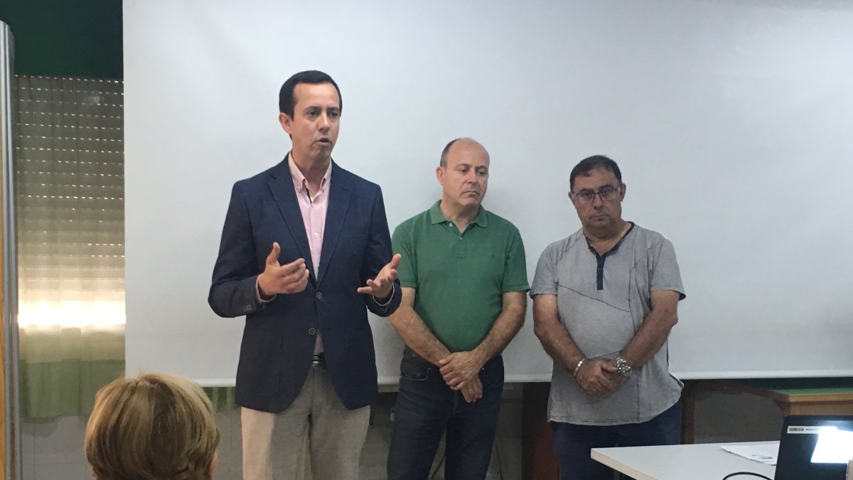 El delegado de Igualdad, Salud y Políticas Sociales presenta el taller.