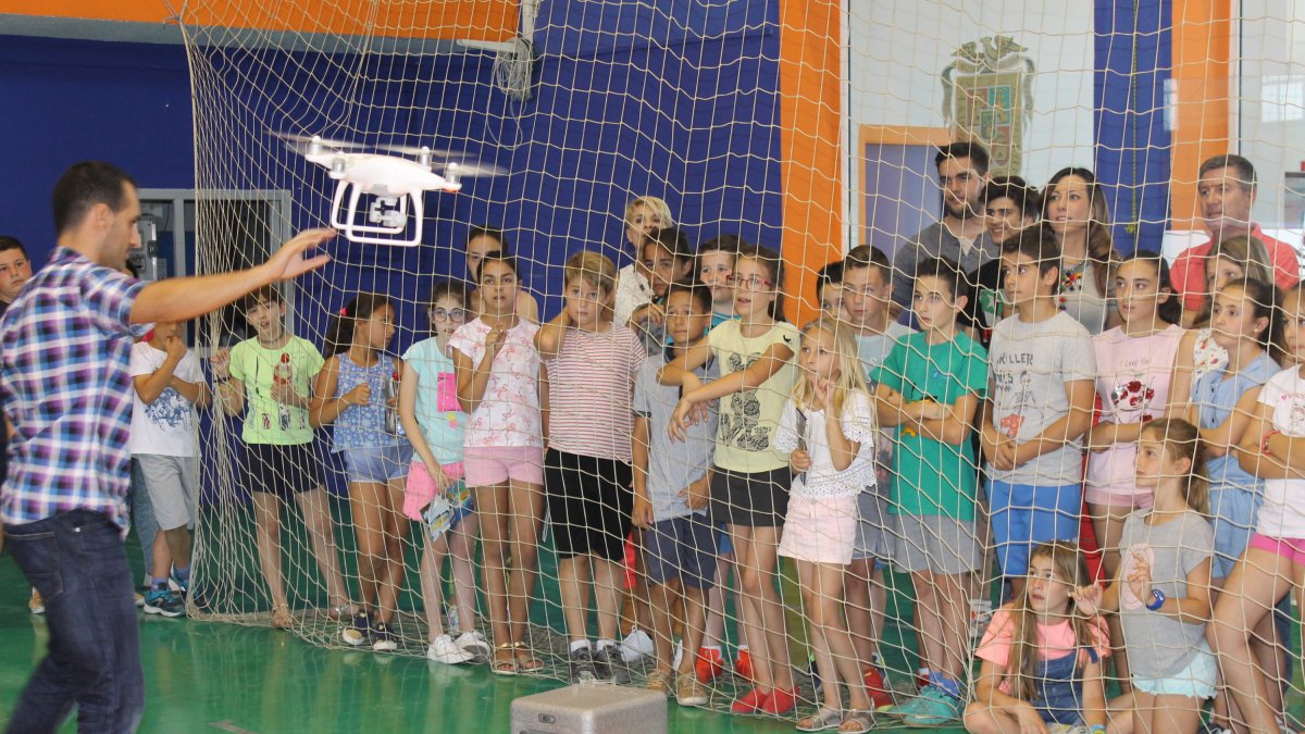 Alumnos de centros educativos huercalenses observando ayer el vuelo de un dron.