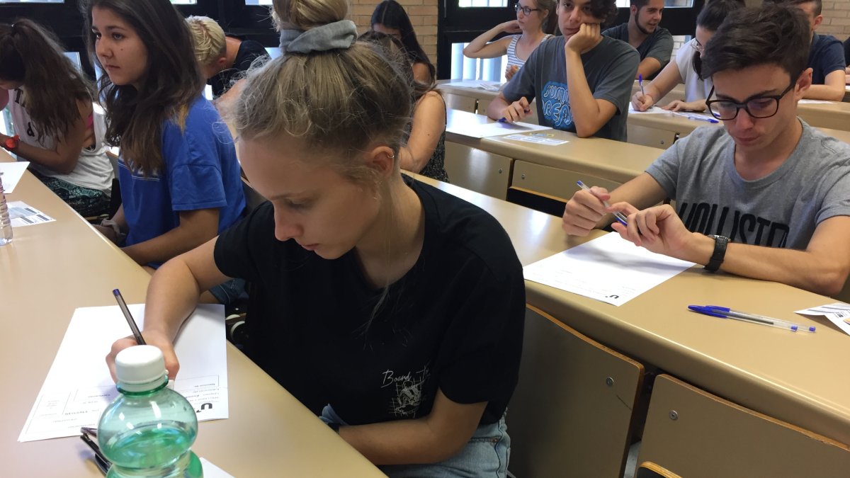 Una estudiante ayer haciendo las pruebas de Selectividad en la UAL.
