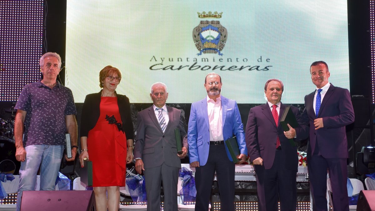 El alcalde, Salvador Hernández, con el doctor Francisco Núñez Navarro, pregonero de las Fiestas de Moros y Cristianos; y los carboneros homenajeados.