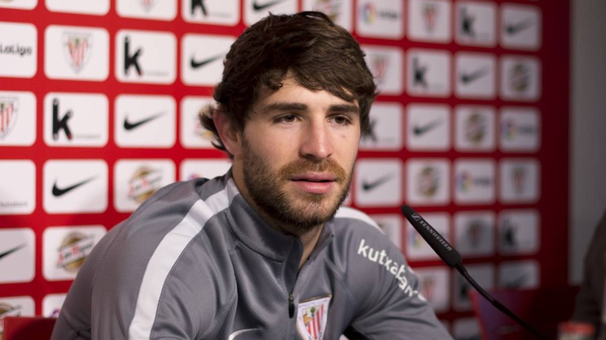 El jugador del Athletic en rueda de prensa.