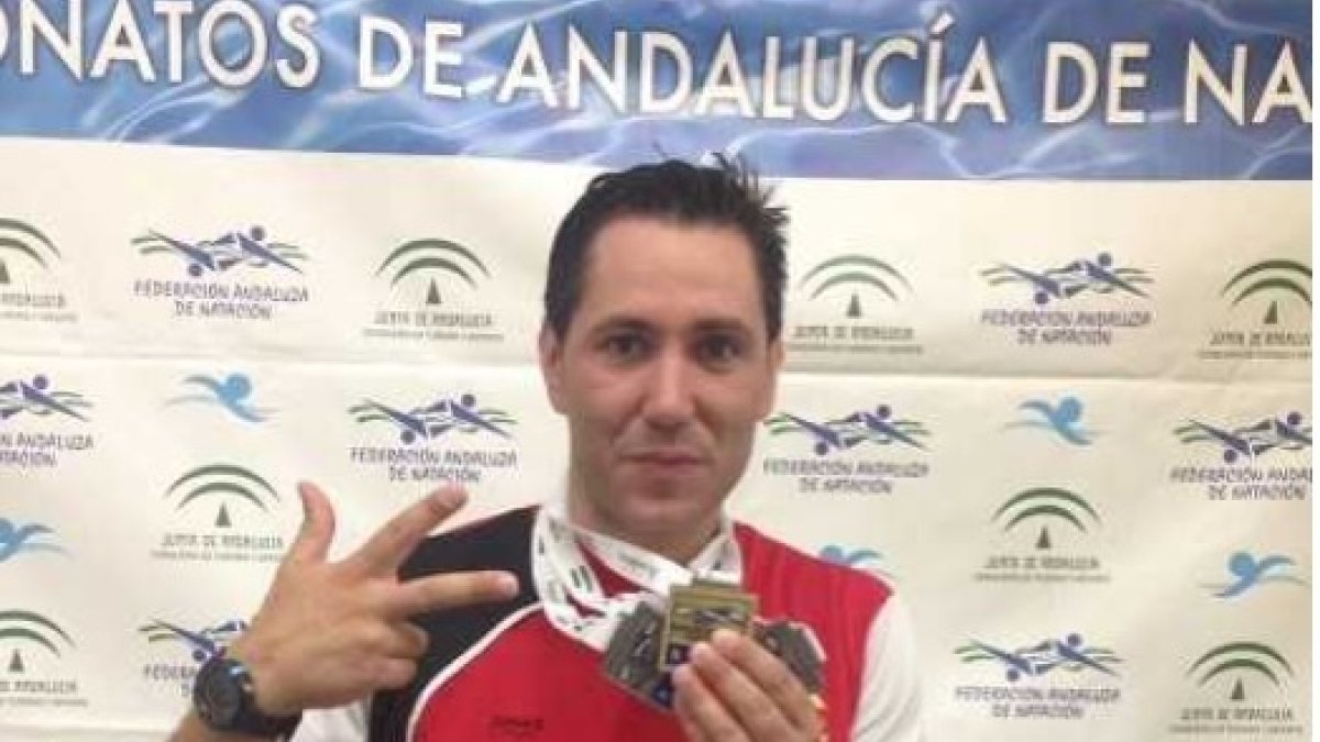 Javi Bas feliz con sus medallas.