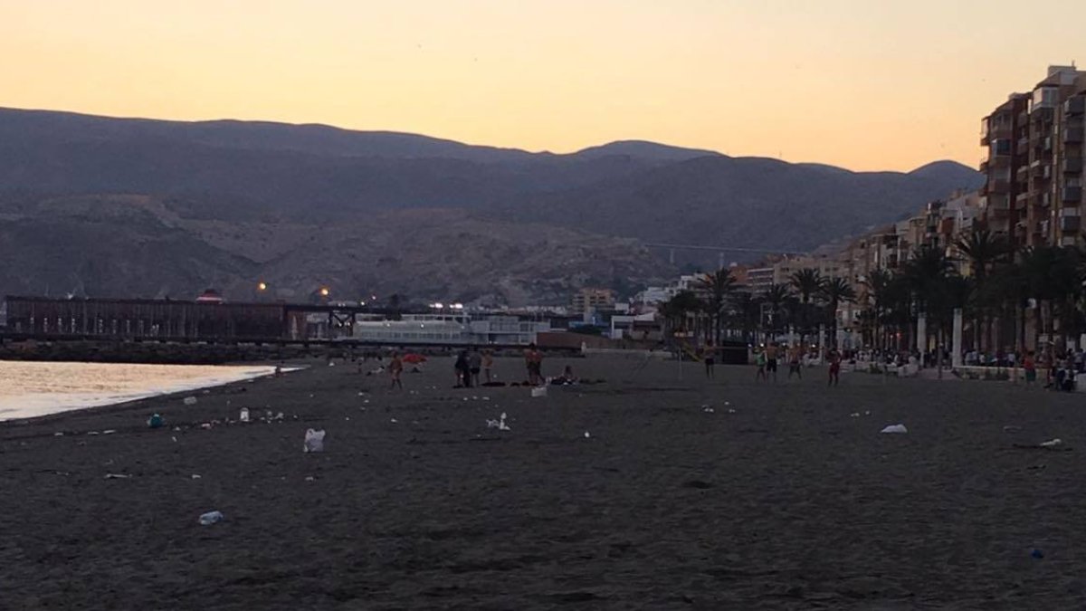 Vista general de la playa de la ciudad el domingo por la tarde-noche.