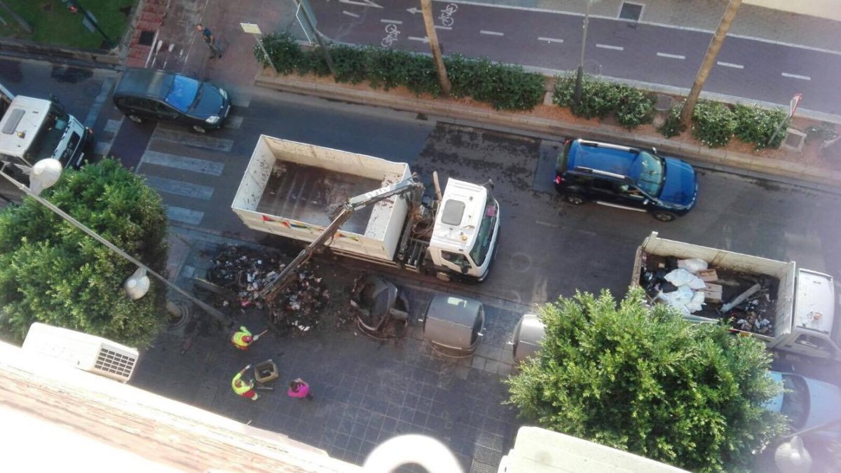 Imagen desde arriba de los contenedores quemados.