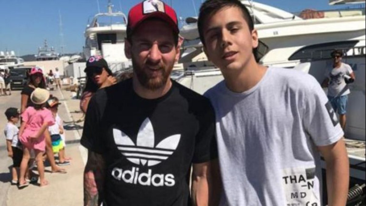 Fotografía de Messi con un aficionado,@101greatgoals