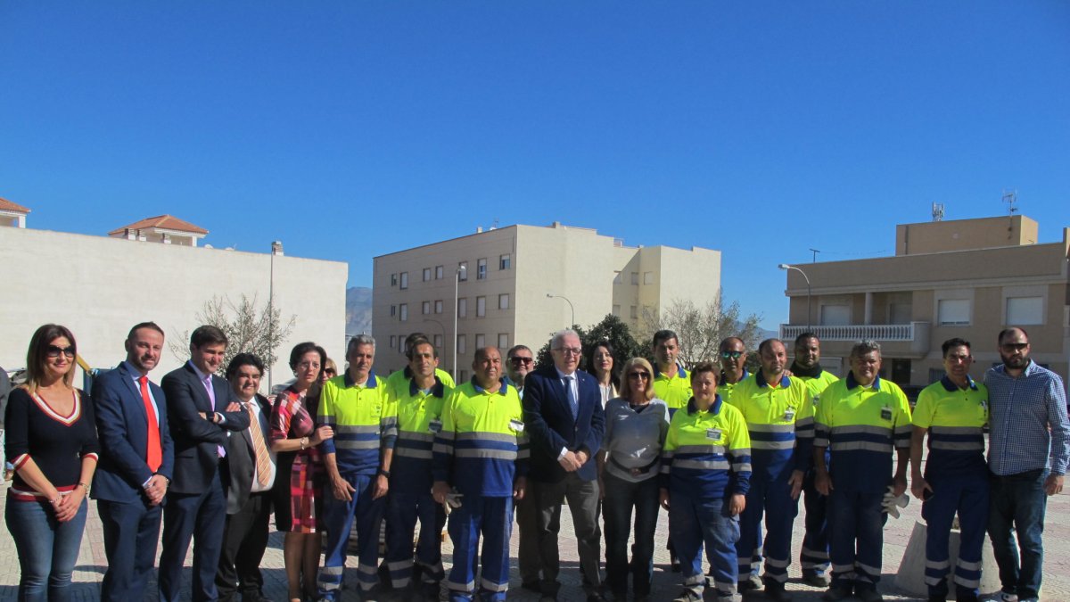 Visita de representantes de la Juta a los beneficiarios de los planes de empleo de Roquetas de Mar.