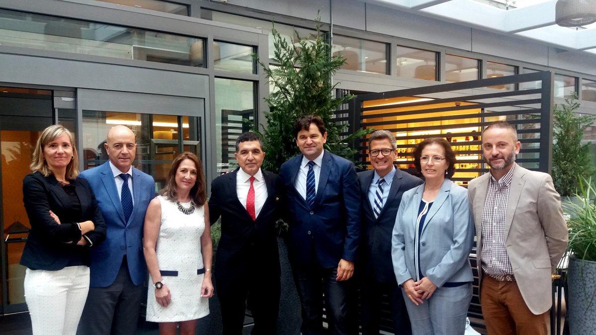 Pamela Durante, con un vestido blanco, junto a la delegación española en Nueva York.
