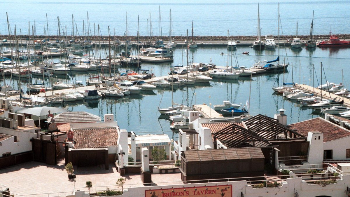 El Puerto Deportivo de Aguadulce suma, a la oferta náutica para embarcaciones de recreo, una zona comercial y de ocio nocturno.