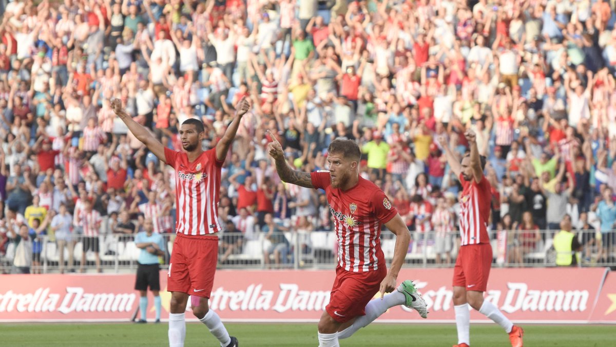 Joaquín celebrando el último gol de la temporada obra de Morcillo.
