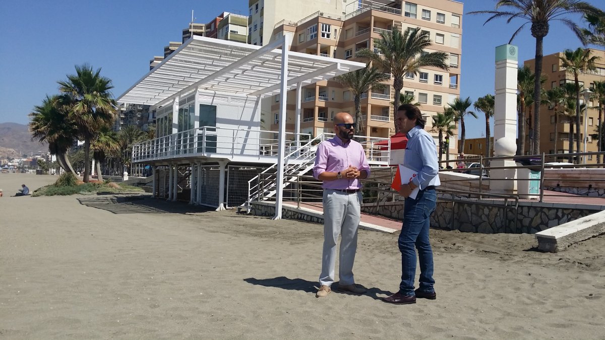 Junto a la torre de salvamento Valentín Sola y Rafael Burgos.