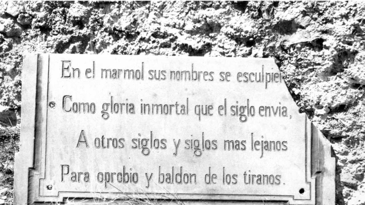 Lápida original del monumento a los Coloraos de 1868.