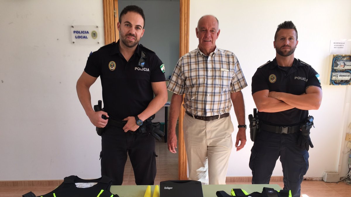 Agentes de la Policía Local con el concejal de Seguridad y el nuevo equipamiento.