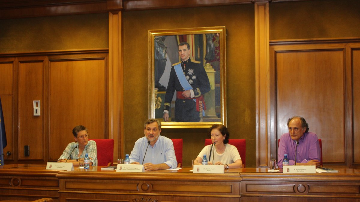 La periodista Carmen López, autora del prólogo; Ángel Escobar, diputado de Bienestar Social e Igualdad;?la escritora y autora del libro, Concha Castr