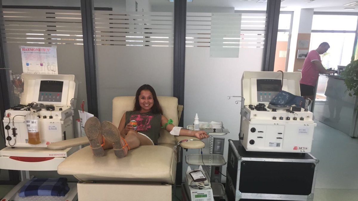 La joven de la foto esperó hasta cumplir 18 años para donar ayer sangre por primera vez.
