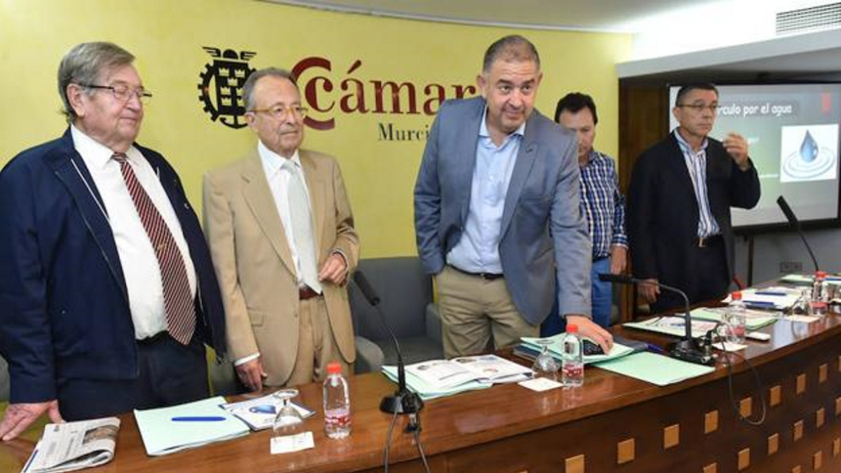 Los representantes de los regantes de Alicante, Murcia y Almería, con Fernando Rubio a la derecha, durante el último encuentro en Murcia del Círculo