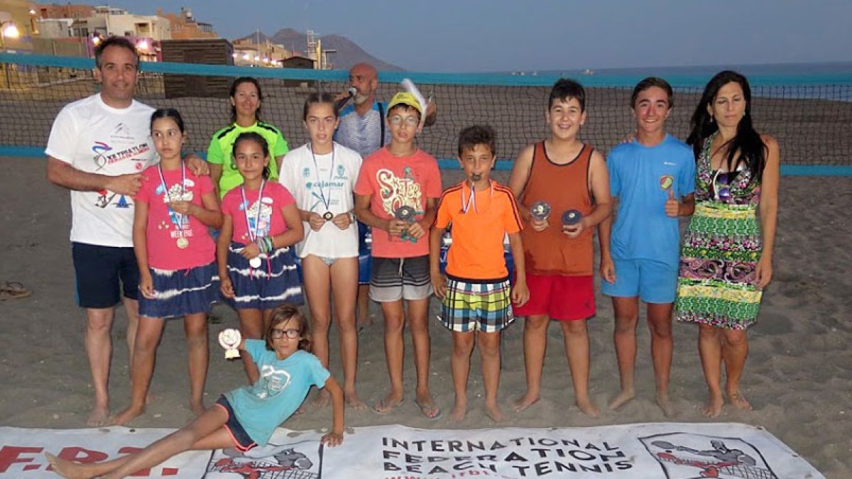 Juanjo Segura con los talentos del tenis playa.