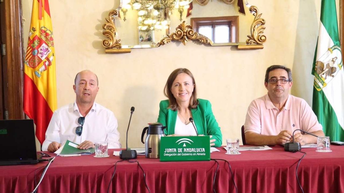 La delegación de Educación, Francisca Fernández, acompañada por los directores de FP y Educación Permanente en Almería, Javier Bascuñana y José Asens