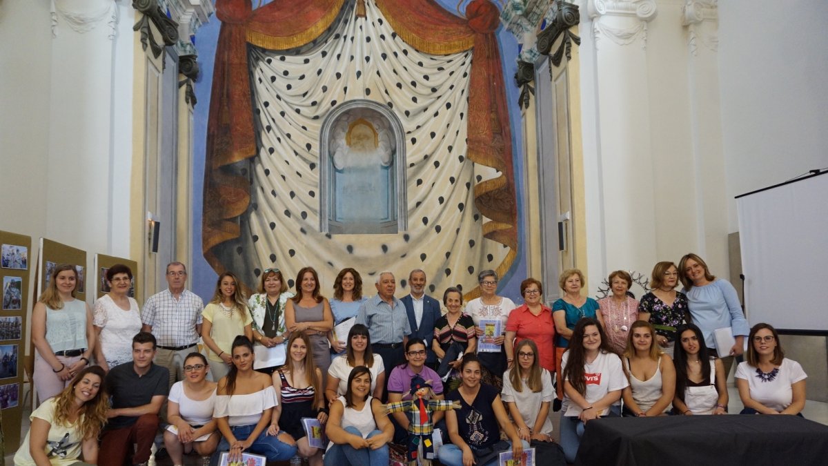 Foto de familia de los mayores y jóvenes participantes en Mirando Atrás.