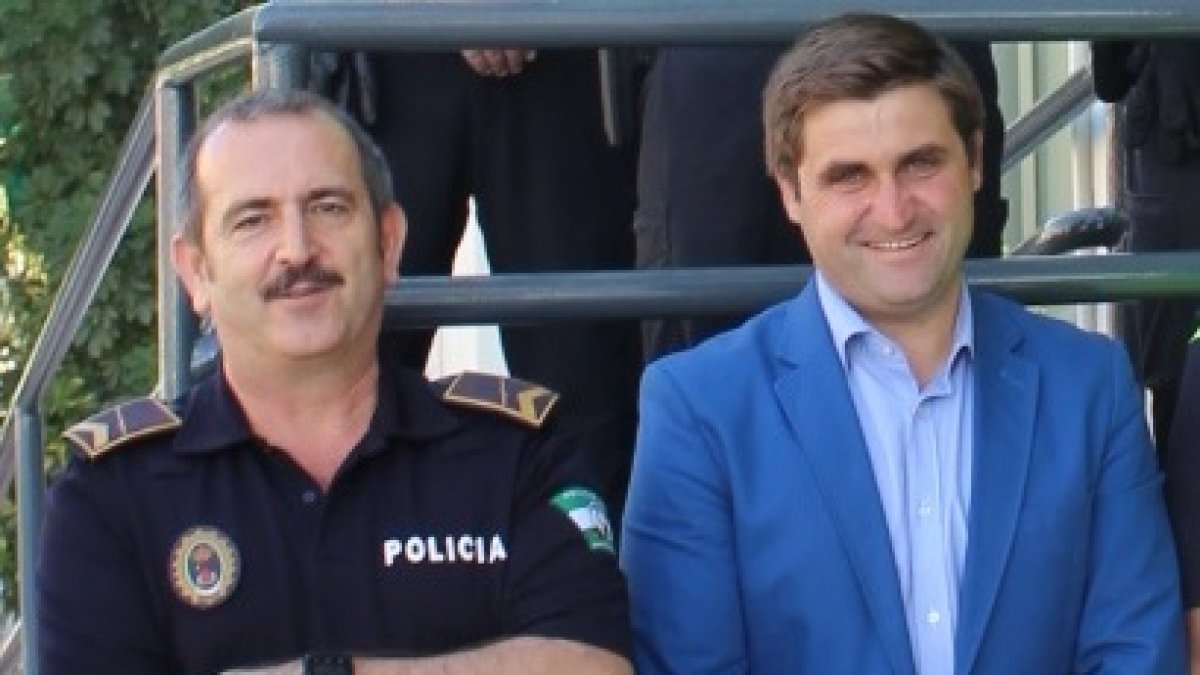 Rodríguez junto a miembros de la Policía Local.