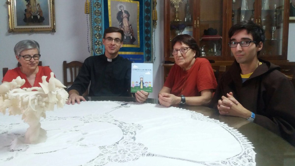 El párroco con miembros de Cáritas, la mayordoma de la parroquia y el sacristán.