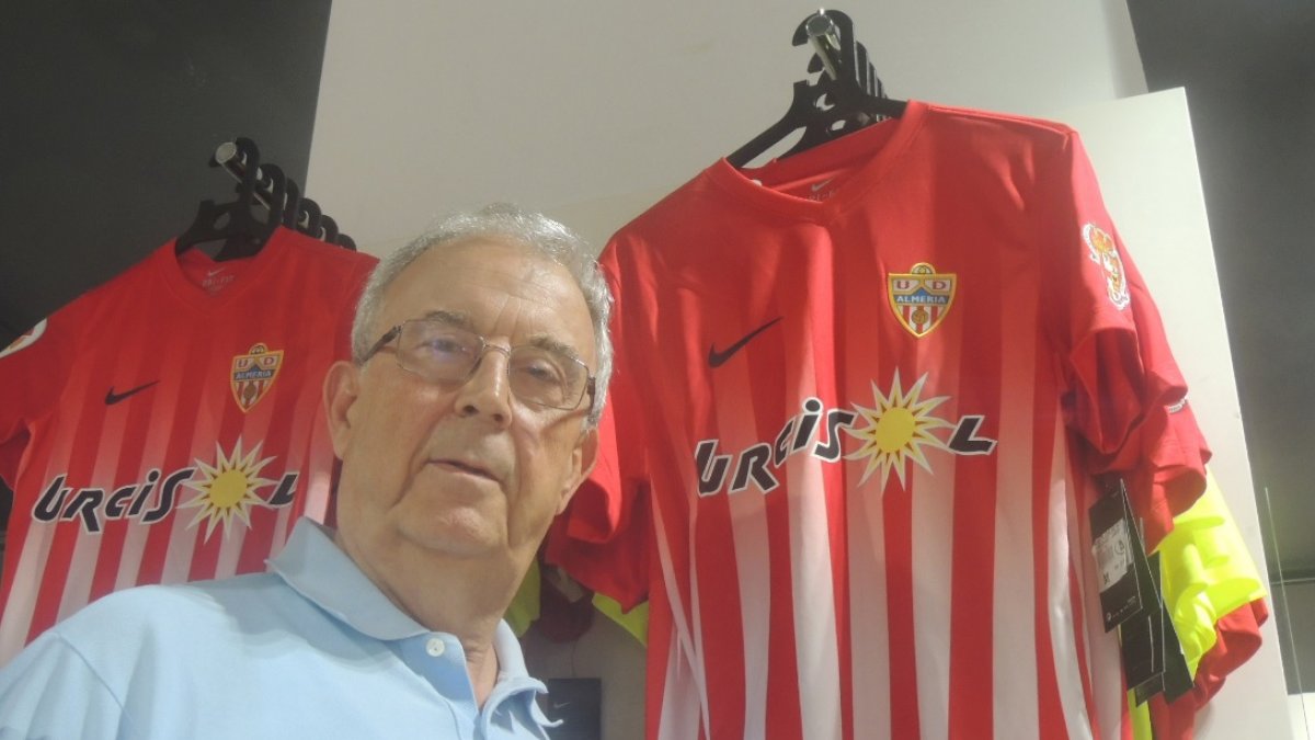 Guillermo Blanes en su tienda de Obispo Orberá.