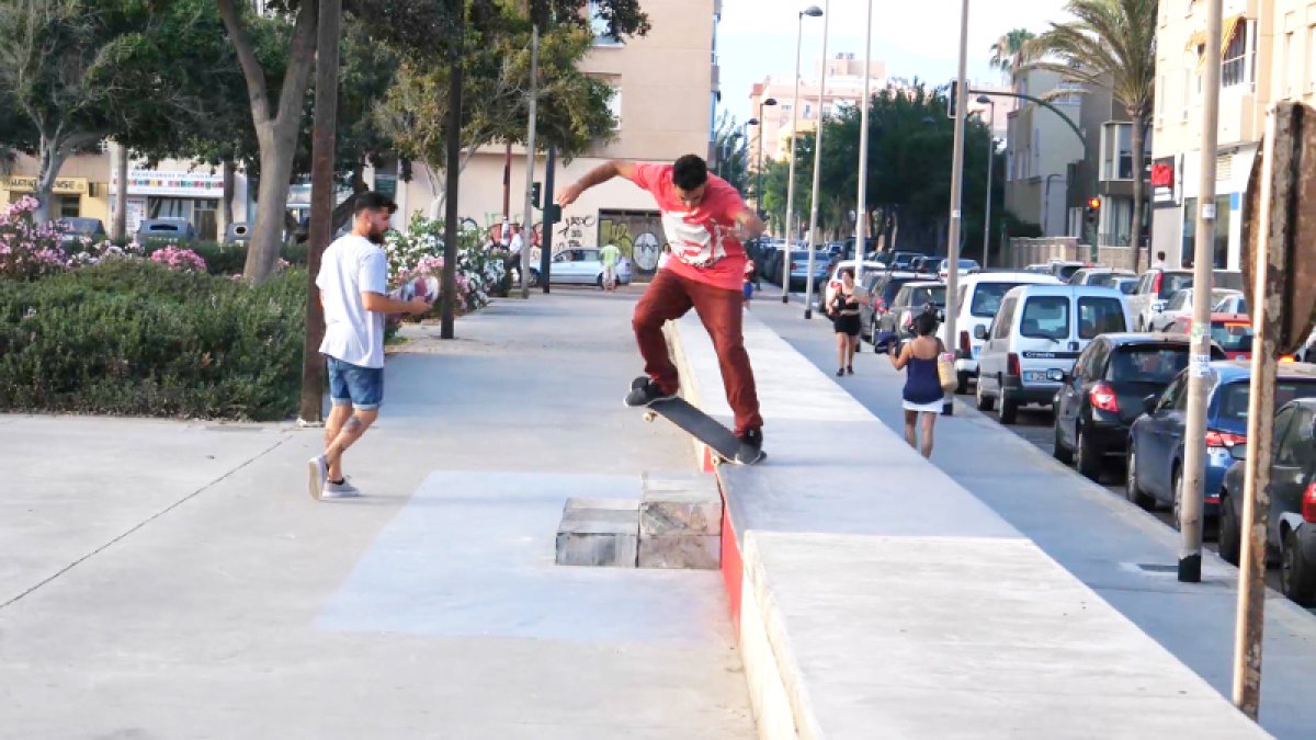 Jóvenes practicando skate en el parque que llevará el nombre de Ignacio Echeverría.