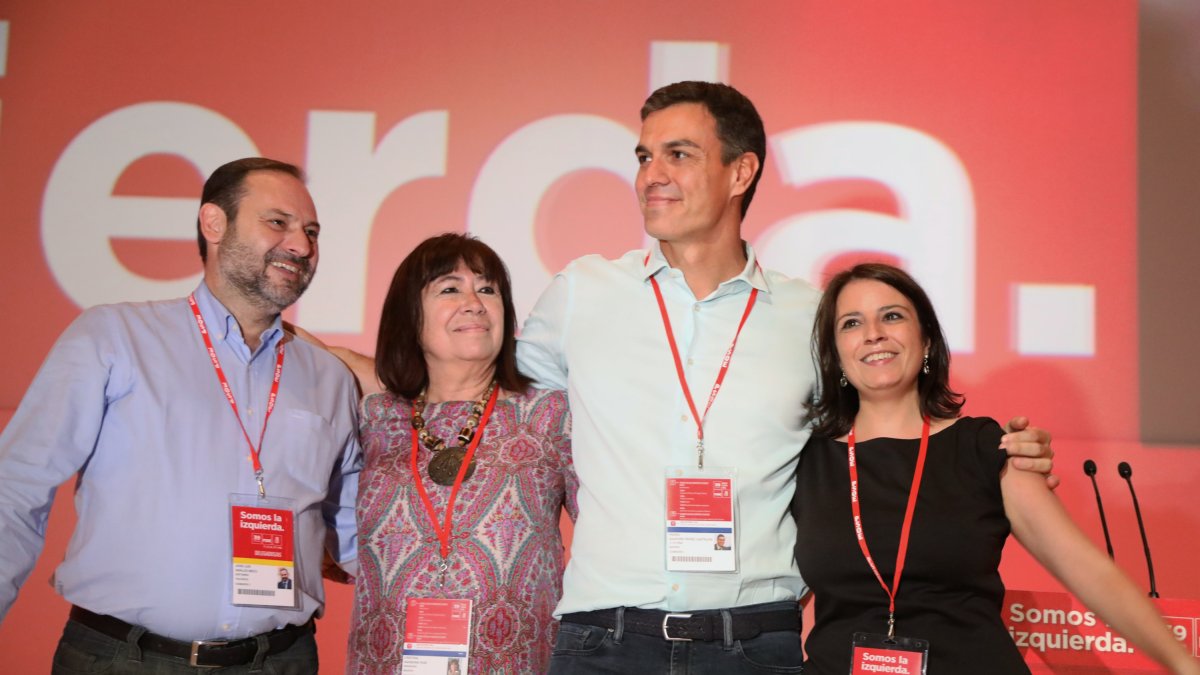 Pedro Sánchez ayer con parte de su nuevo equipo.