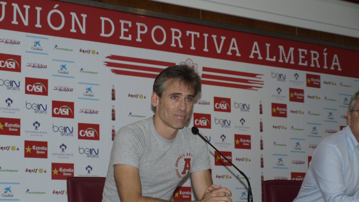 Corona cambia la rojiblanca por los despachos.