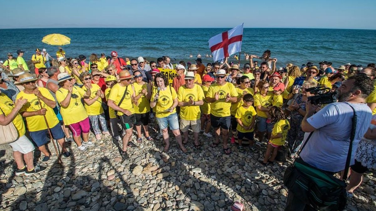 Concentración en la playa de La Cañada. Foto: JM Marín