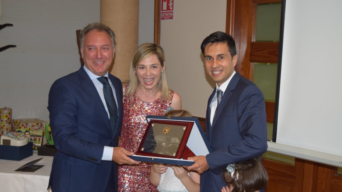 Canelo recibe una placa de Medina Cantalejo, del Comité Técnico.