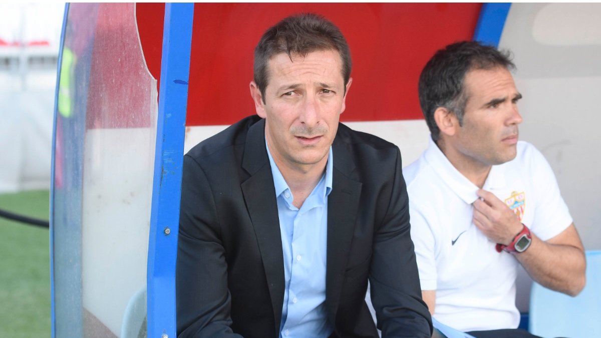 Ramis en el banquillo del Estadio de los Juegos Mediterráneos.