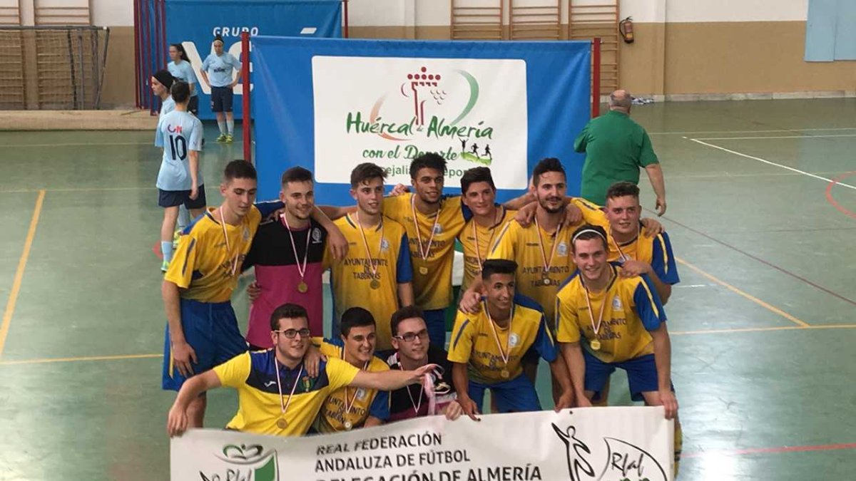 Los campeones con la pancarta de la FAF.