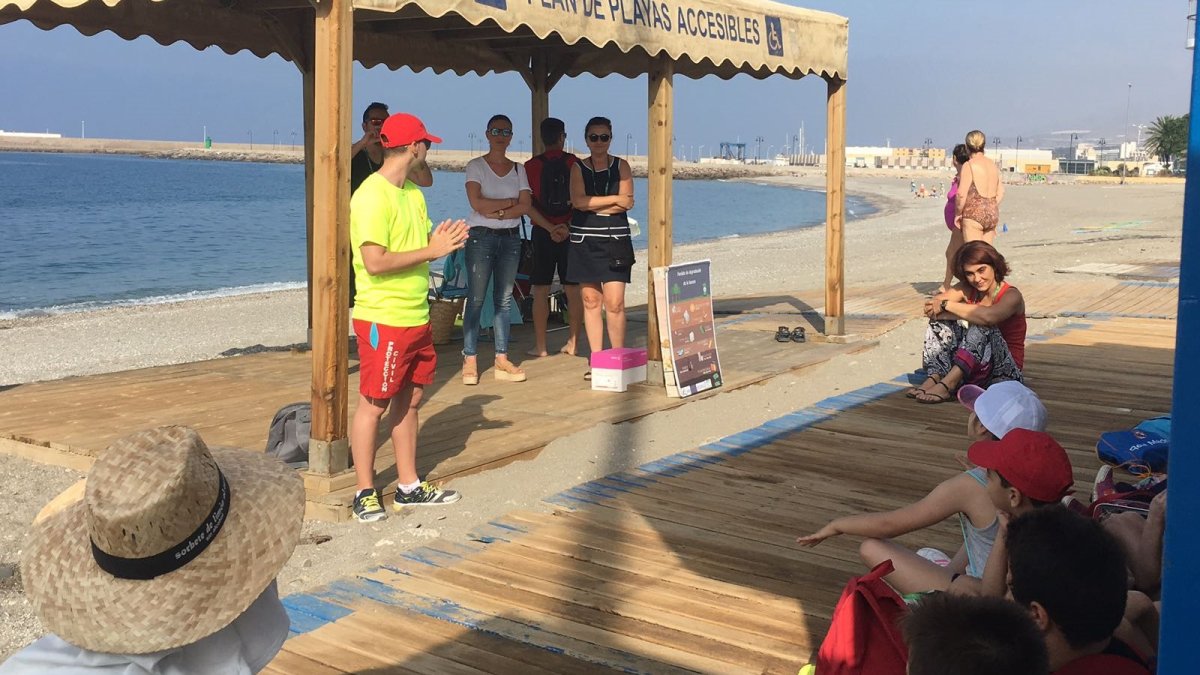 Charla formativa de la campaña Cuida tu playa.