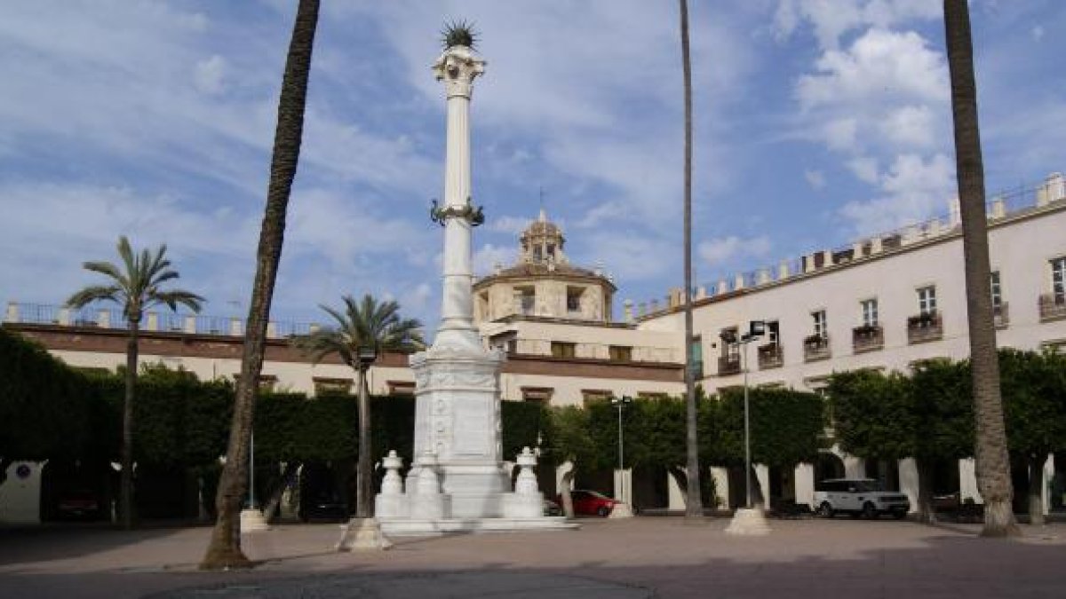 Monumento a Los Coloraos en la Plaza Vieja de la capital.