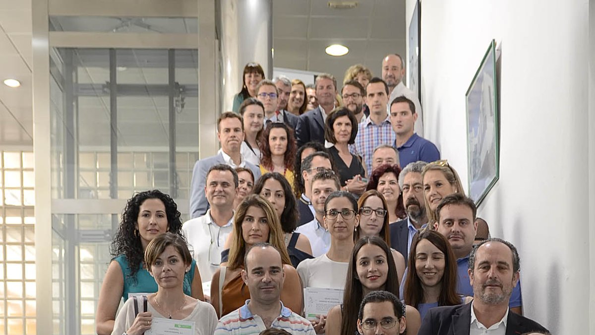 Los galardonados en el acto organizado por Fraternidad Muprespa posan con su diploma acreditativo, que las acredita como entidades con cero accidente