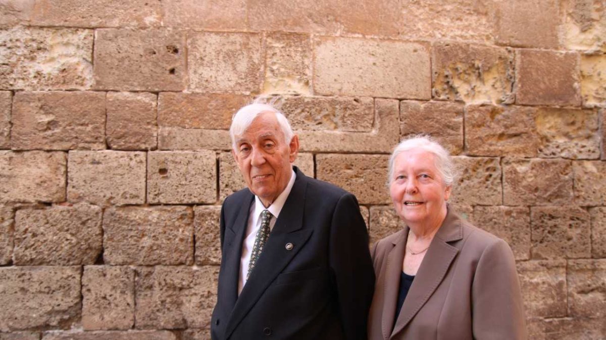 Romanillos, caminando por el casco histórico junto a su esposa, Marian Harris.