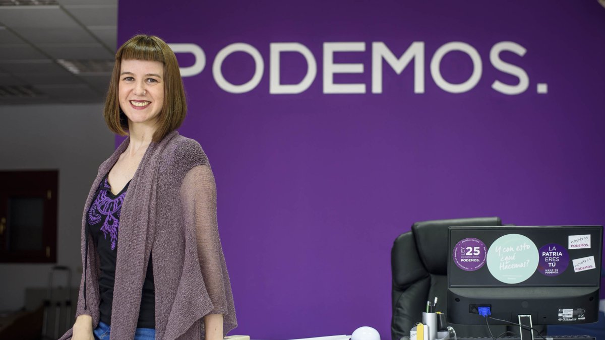 La parlamentaria andaluza por Almería de Podemos posa para la entrevista en la sede de la formación política en Almería capital.