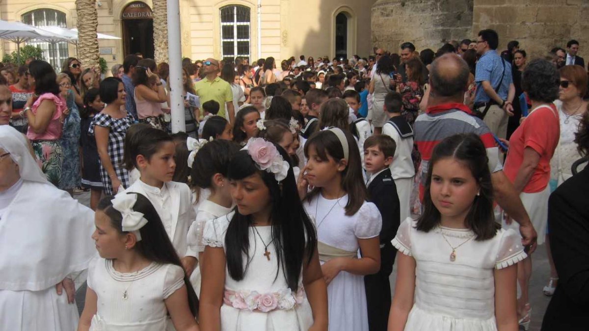 De Primera Comunión, iban más de un centenar de niños.