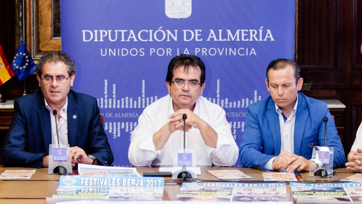 El alcalde de Berja, el diputado provincial de Cultura y el empresario taurino, Olivencia.