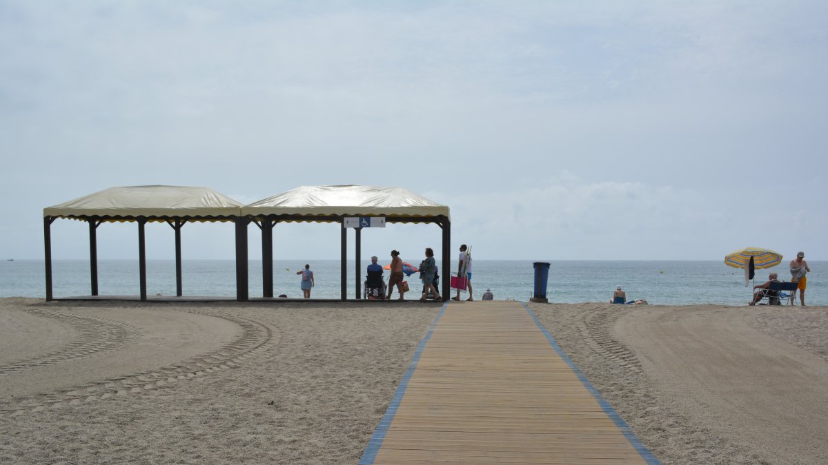 Playa con accesos adaptados en Roquetas de Mar.
