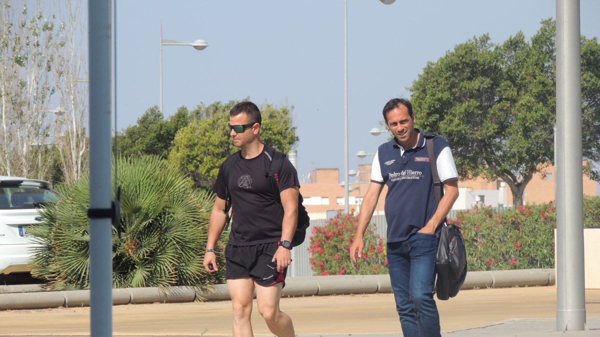 Fran Fernández (derecha), llegando al Estadio Mediterráneo.