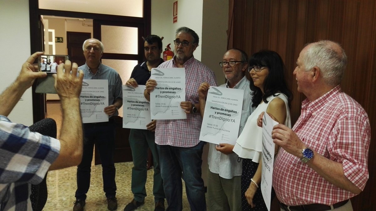 Miembros de la Mesa del Tren, esta mañana.